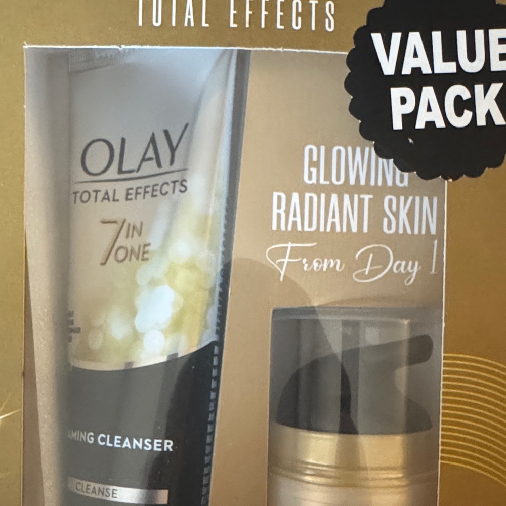 OLAY Total Effects 7-in-1 Foaming Cleanser - Gold and White